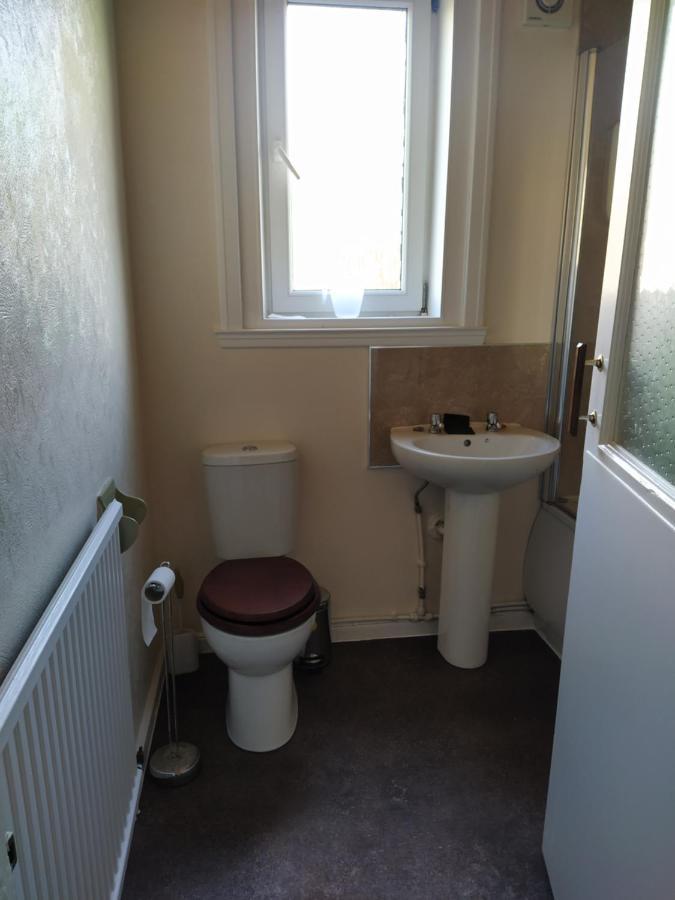 Apartment Self Catering 2 Bedroom Flat, Frequent Buses, 1-minute Walk To Bus Stop, 20 Minutes To City Center EDI