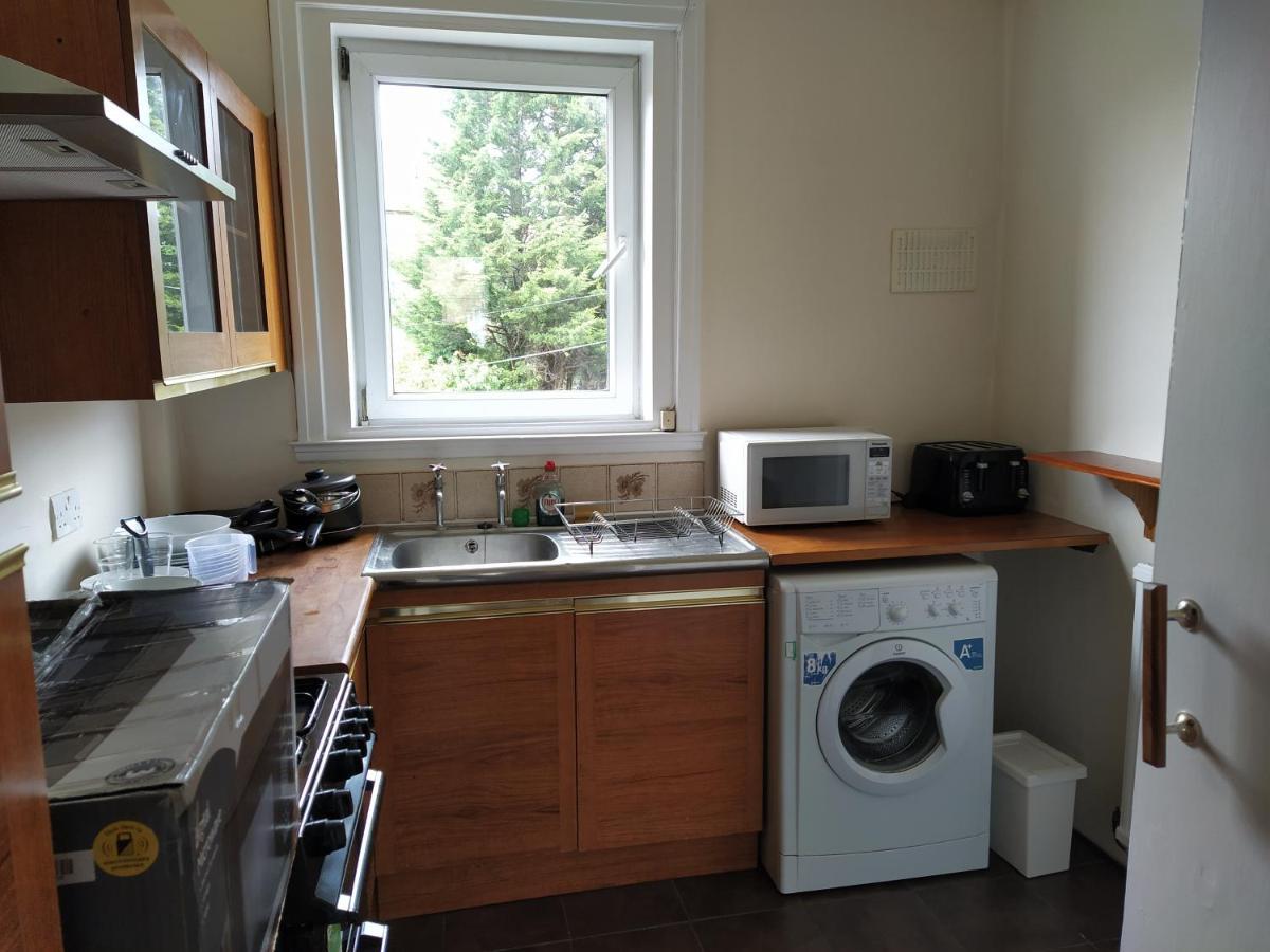 Apartment Self Catering 2 Bedroom Flat, Frequent Buses, 1-minute Walk To Bus Stop, 20 Minutes To City Center EDI