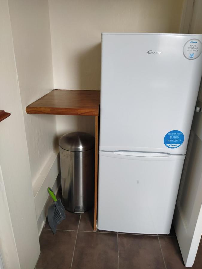 Apartment Self Catering 2 Bedroom Flat, Frequent Buses, 1-minute Walk To Bus Stop, 20 Minutes To City Center EDI